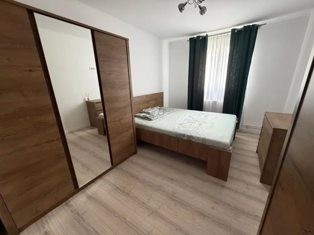Închiriez casă individuală spațioasă 5 camere ( 200mp ) compusă din 2 apartamente cu intrare separată