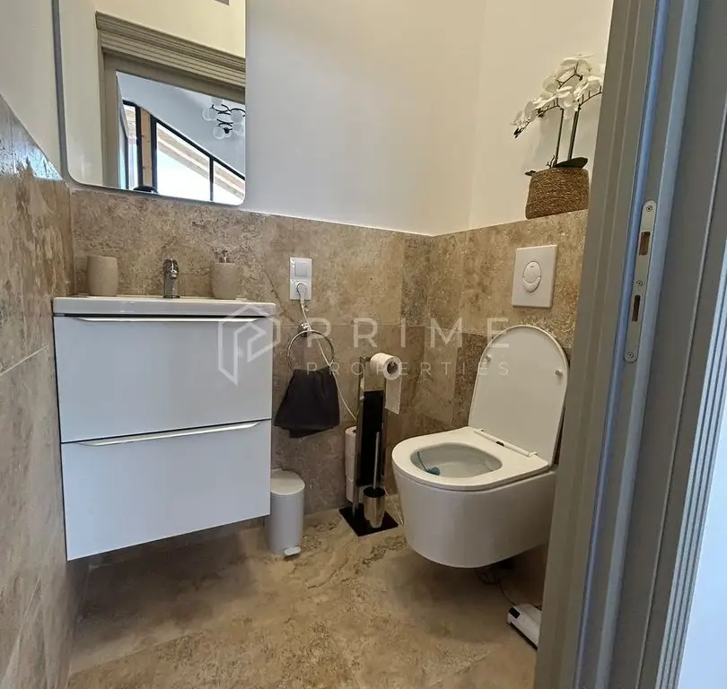 Casă modernă de închiriat – Eleganță și confort în Livezeni