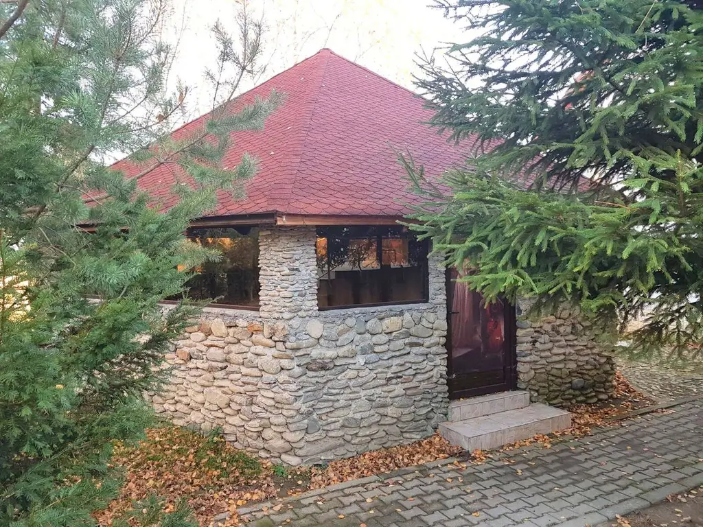 Hotel cu arhitectură montană deosebită poziționare premium Sâmbătă de Sus