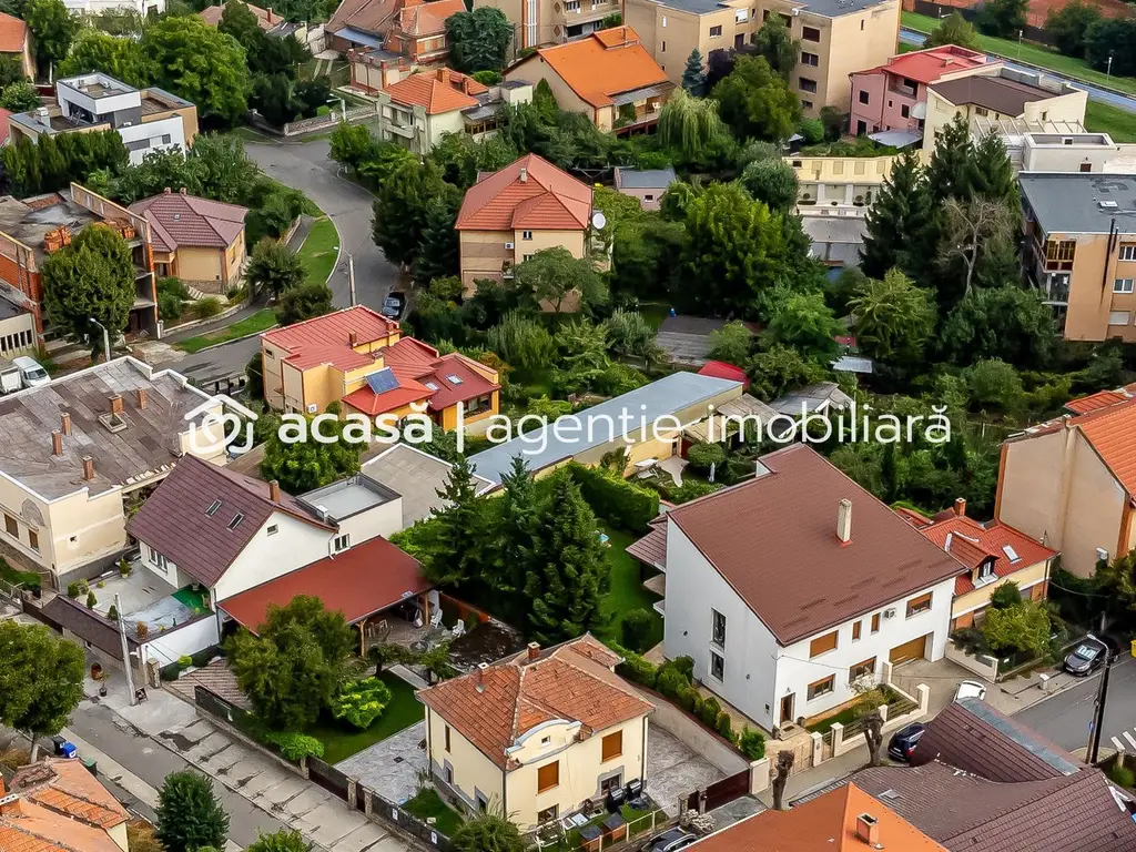 Vilă exclusivistă pe malul Mureșului – design modern si teren generos