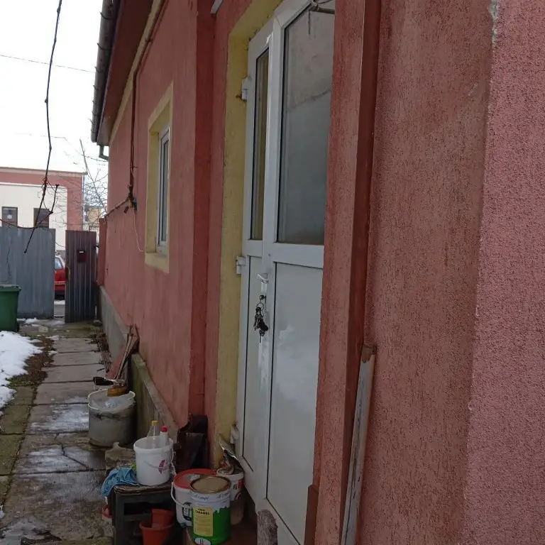 BRASADAS vinde casa 2 cam cu intrare comuna zona CENTRALA.