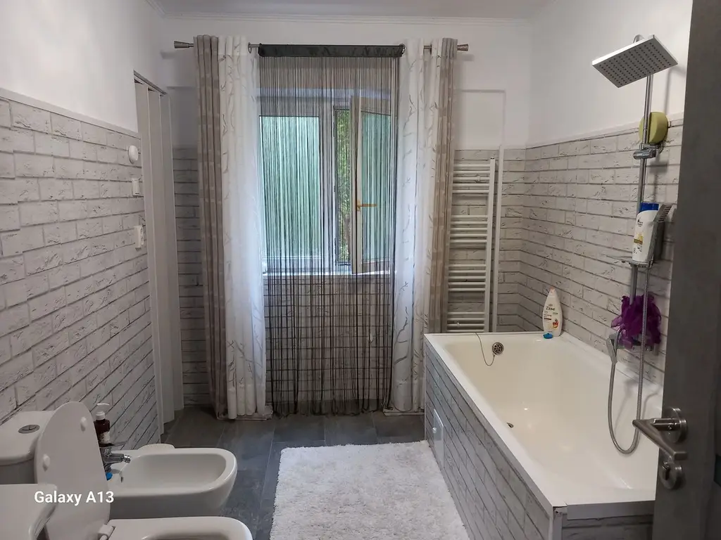 BRASADAS vinde apt. 2 cam RENOVAT 78mp utili etajul 1 în Micro 17.