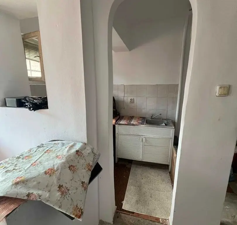 BRASADAS vinde garsoniera pe Ostrovului 25mp la parter.