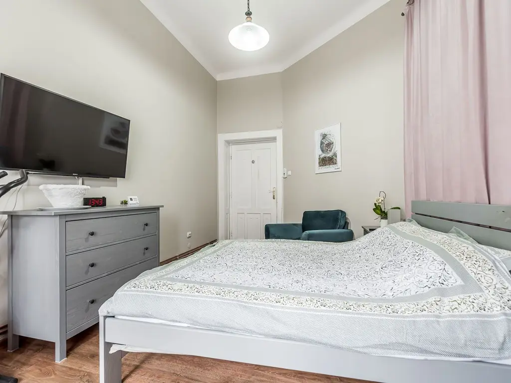 Apartament ultracentral cu 4 camere decomandat, etaj intermediar