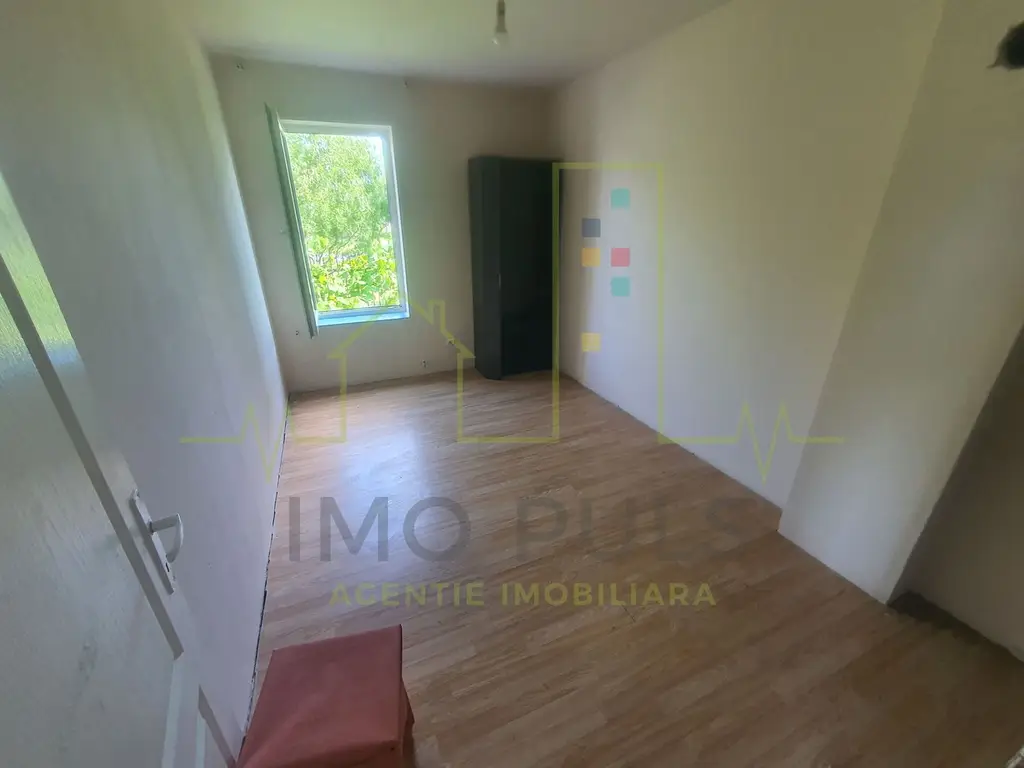 Casa individuala cu teren 1450 mp. Se poate parcela in 2-3 bucati.