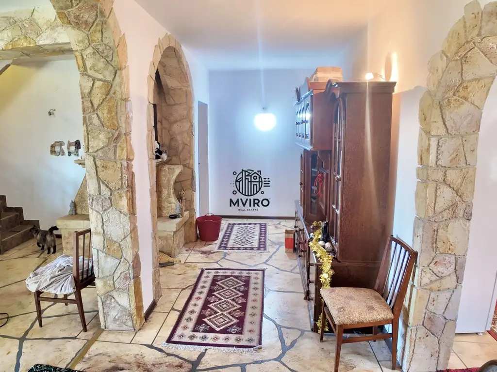 Casa de vanzare in Targoviste - 5 camere, 2 garaje, teren generos