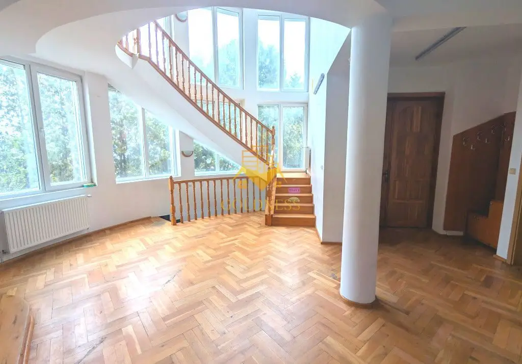 Casa/Spatiu de birou,Andrei Muresanu, 9 Camere,10 Parcari,Curte 2000mp