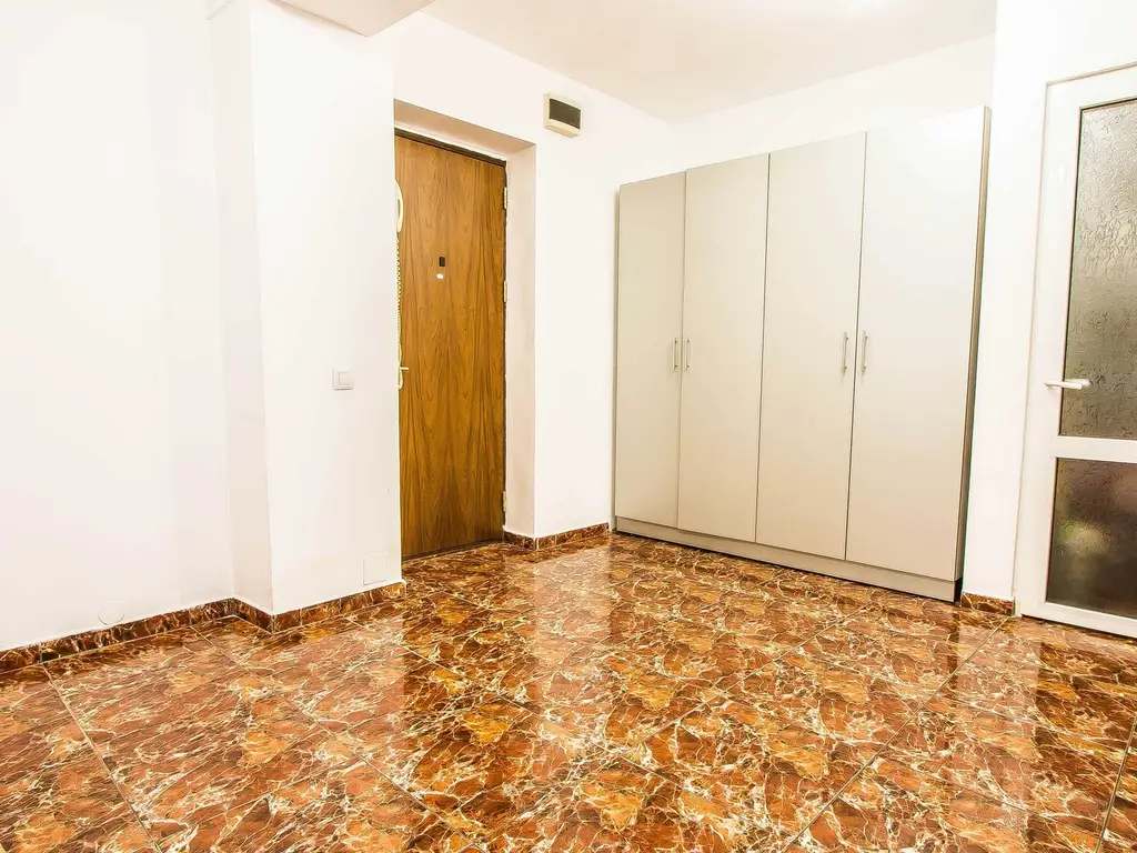 BRASADAS închiriază Ap 2 cam Et 2/10 B-dul Unirii.