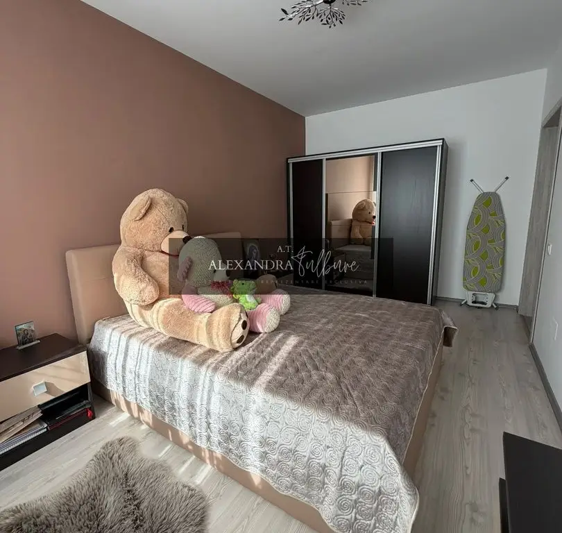 Apartament 3 camere, curte, boxa, parcare, Sub Cetate