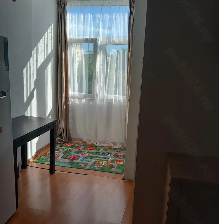 BRASADAS vinde garsoniera pe Ostrovului la etajul 2/4.