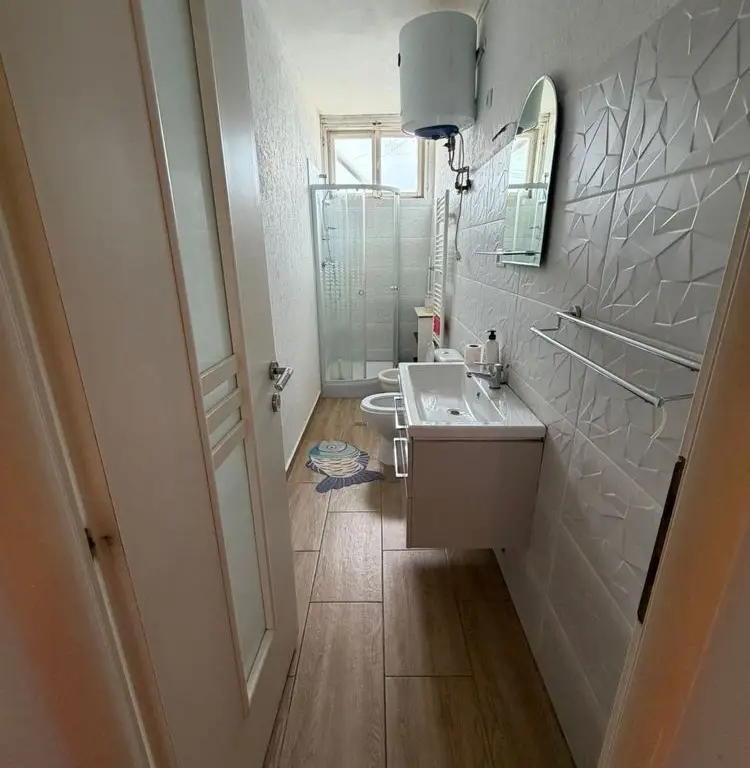 Închiriez casă individuală spațioasă 5 camere ( 200mp ) compusă din 2 apartamente cu intrare separată