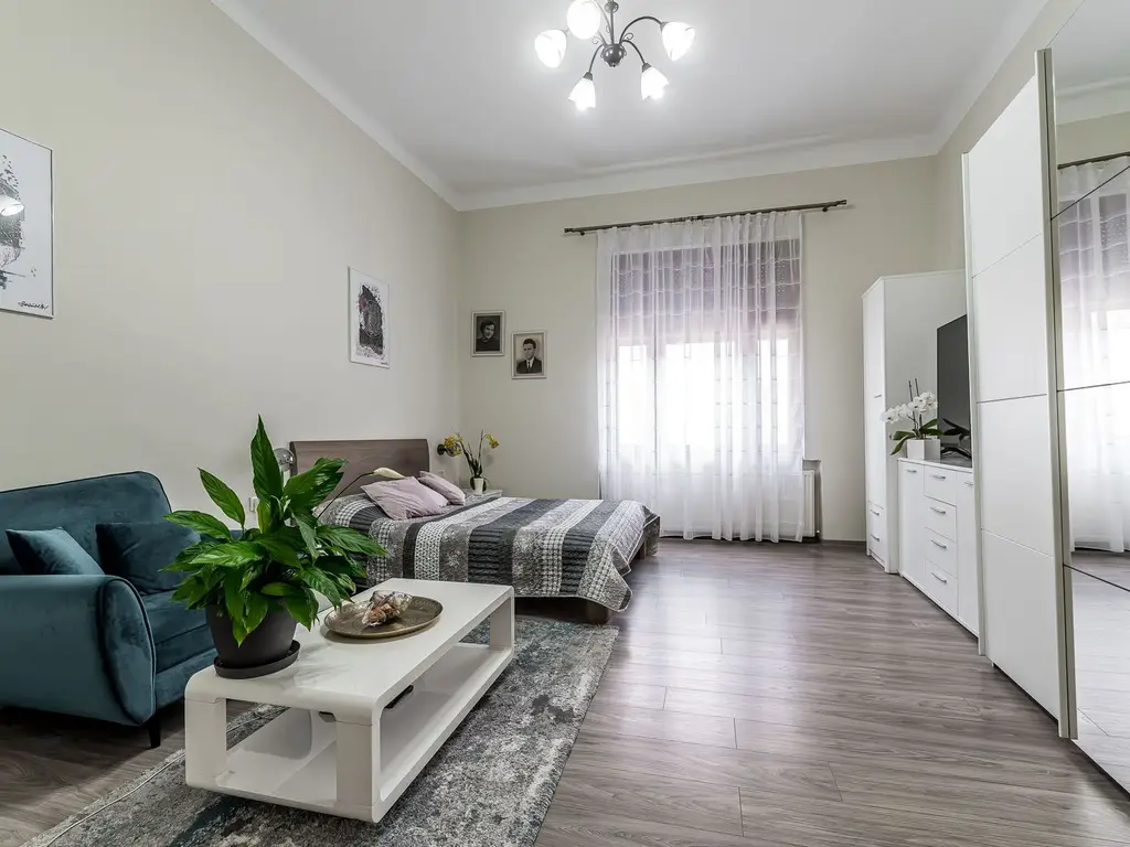 Apartament ultracentral cu 4 camere decomandat, etaj intermediar