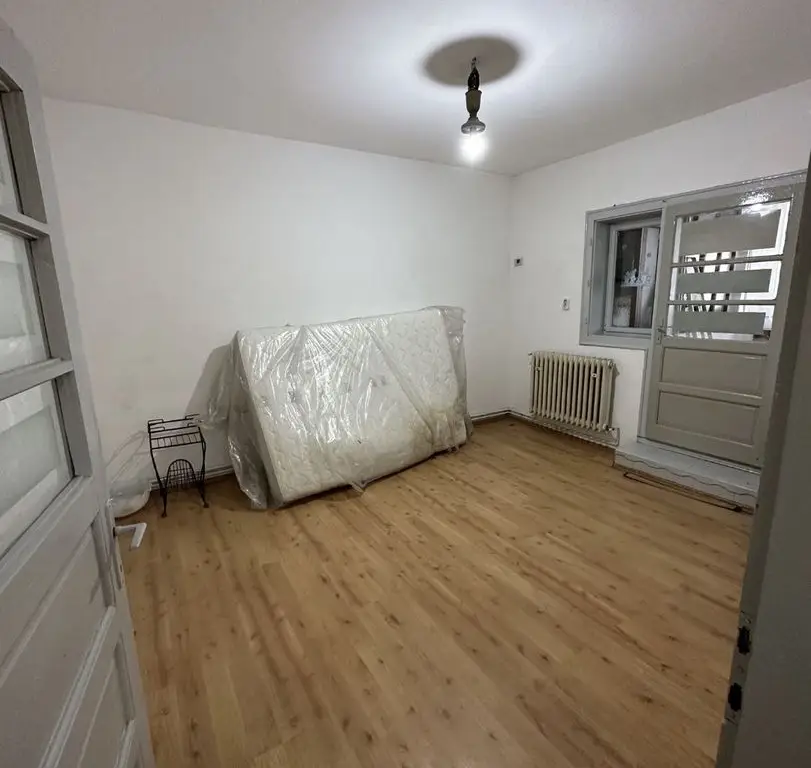 BRASADAS vinde PARTERUL unei case in zona Botizului.