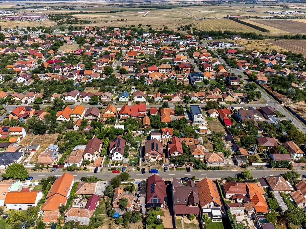 Vilă cu 6 camere în zona rezidențială - Poltura