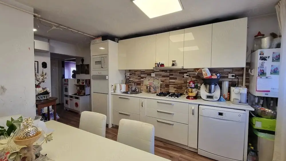 BRASADAS vinde ap 3 cam modernizat și parțial mobilat.