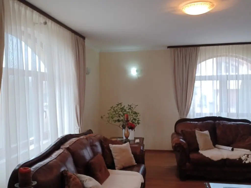 BRASADAS vinde casa individuala 8 cam teren 10 ari Unirii.