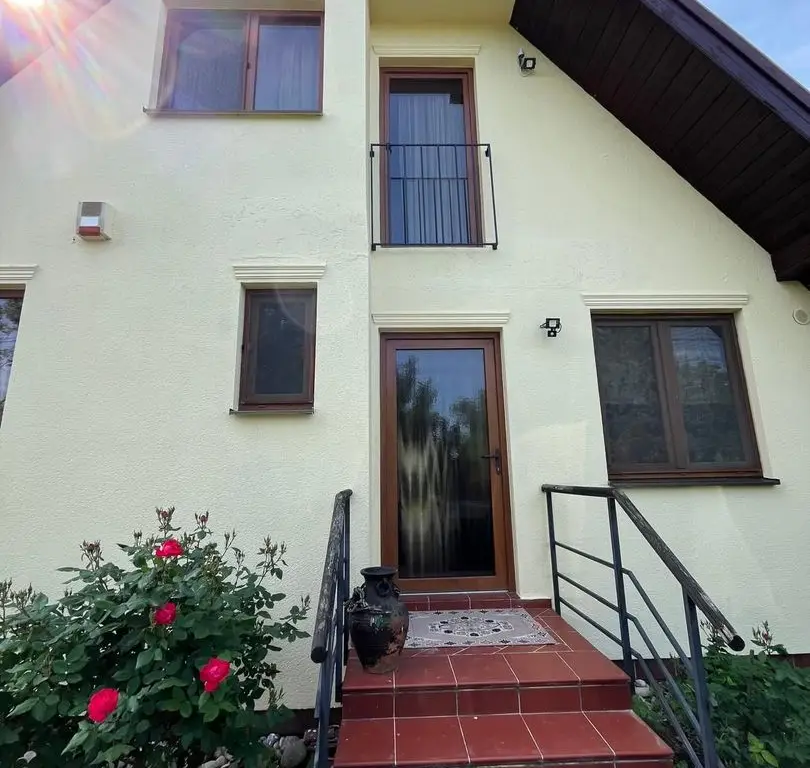 Casă elegantă, spațioasă, ideală pentru familie – Sanmihaiu Roman