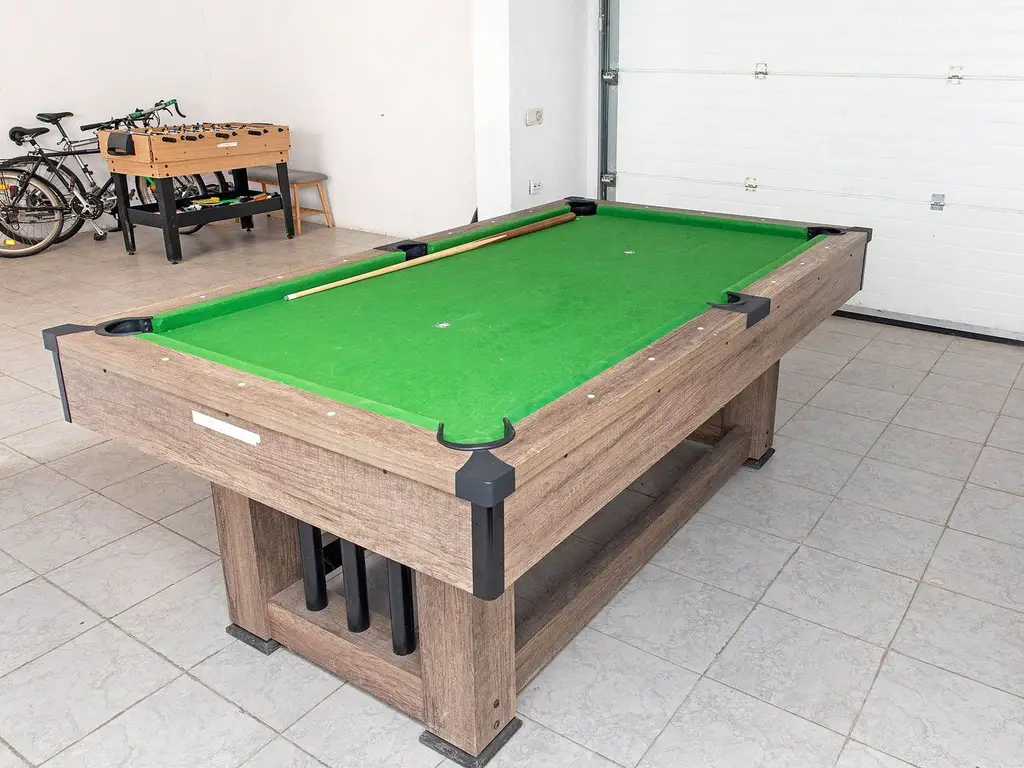 Vilă 5 dormitoare, 4 băi, 2 248mp teren, piscină. Preț: 229 000 E.