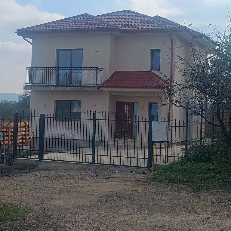 Casa P+E ,140 mp utili,451 mp teren, Hlincea,MUTARE  IMEDIATA.