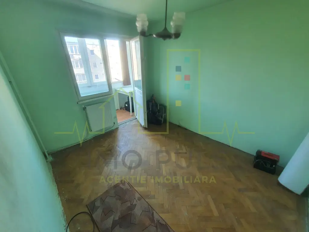 3 Camere. Etaj intermediar. Boxa. Centrala proprie. Termopane.