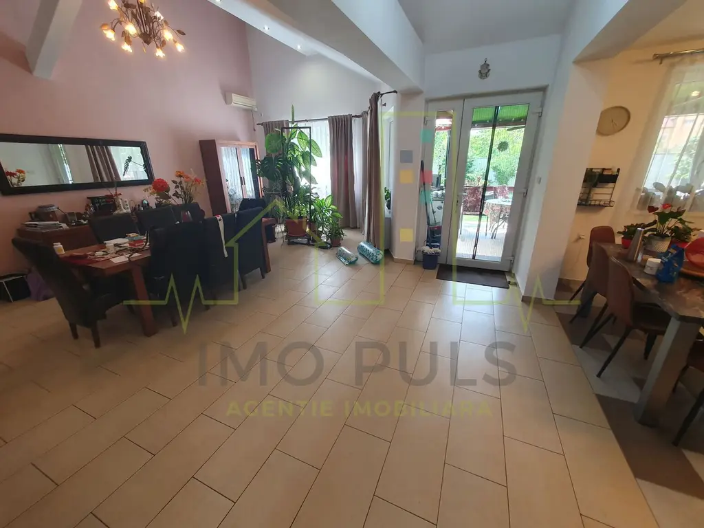Casa + 5 apartamente + spatiu de inchiriat + parcari. Pretabil locuit + afacere