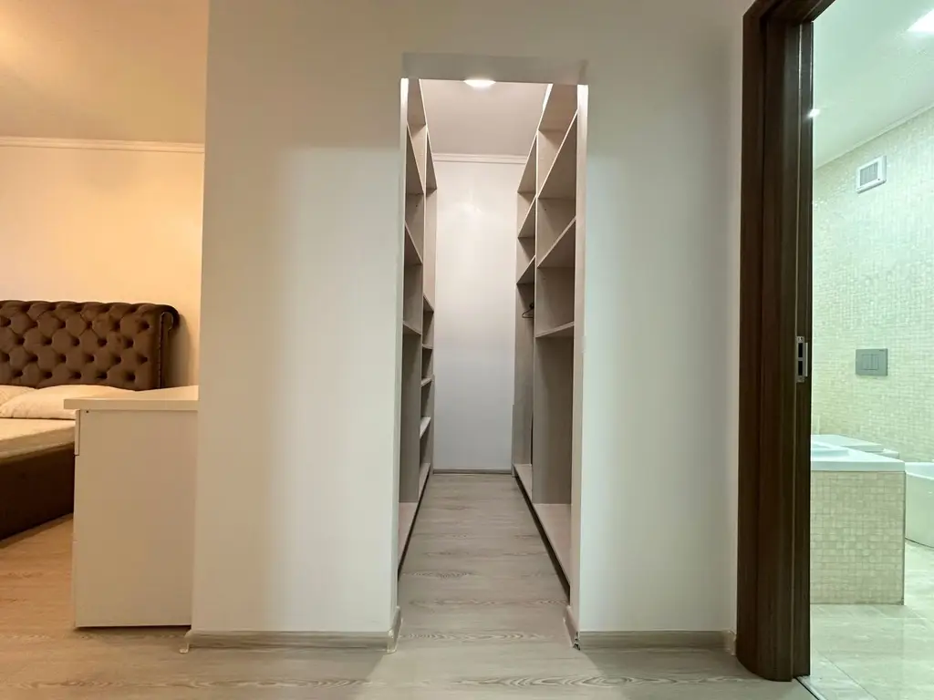 Vând apartament 3 camere 3 minute de Coresi complex ISARAN