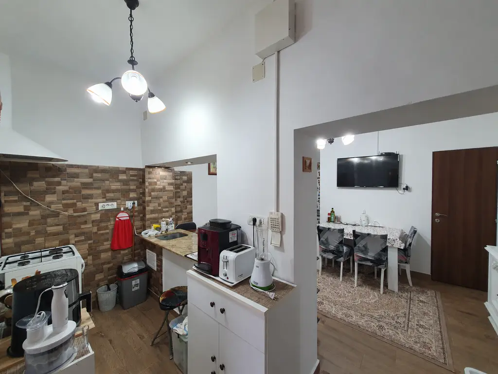 Vand apartament la casă cu curte – zonă centrală aproape de Malul Mureșului