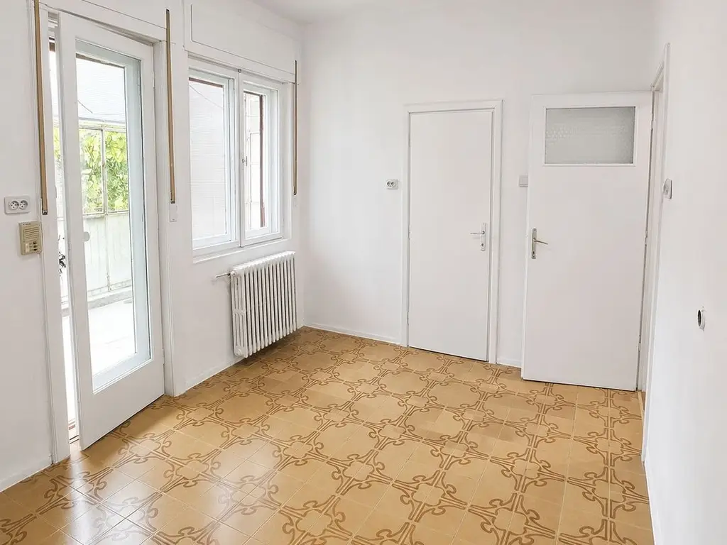 Apartament spațios cu 3 camere, 87 mp utili, 2 garaje, etaj 1 la casă