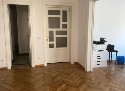 BRASADAS închiriază ap 3 cam etaj 1/3 Universitate.