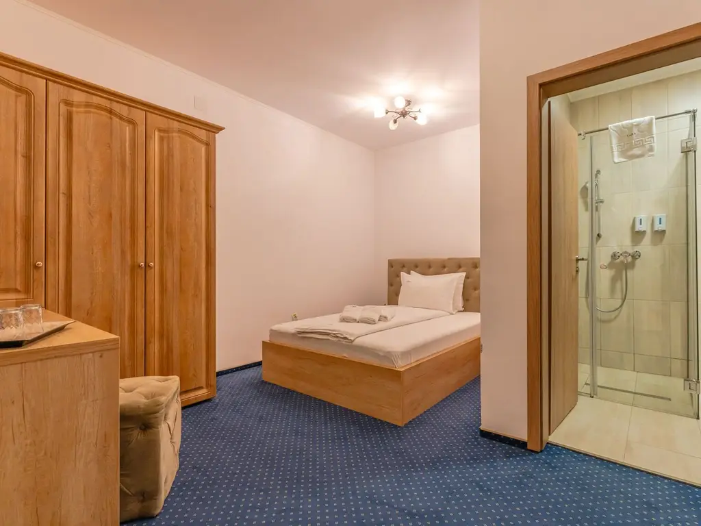 Pensiune Râșnov, 13 camere plus locuință proprietar, zonă Cetate