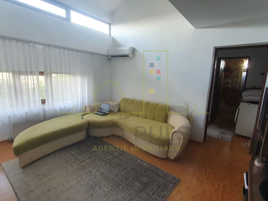 Apartament pe doua nivele cu scara interioara