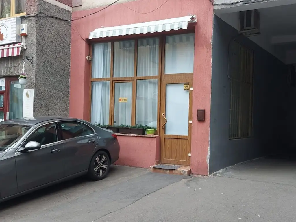 Spatiu comercial, ultracentral, Republicii, Oradea. 600 E/lună. Com 0