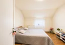 Casă spațioasă cu 8 camere, teren generos, oferă libertate și confort