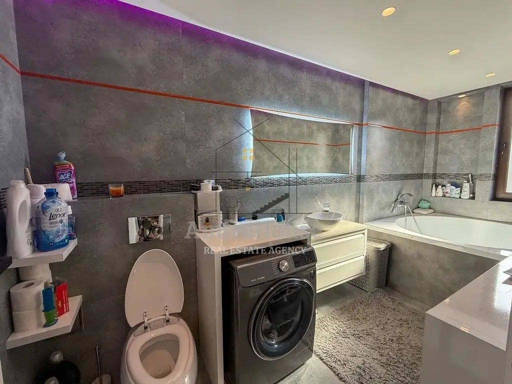 Apartament 3 camere tip Penthouse, 80 mp, 30 mp terasa, boxa, 2 parcari, Marasti