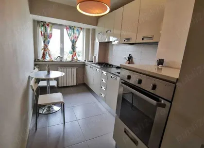 BRASADAS închiriază ap cam etaj 6/8 Bd. UNIRII.