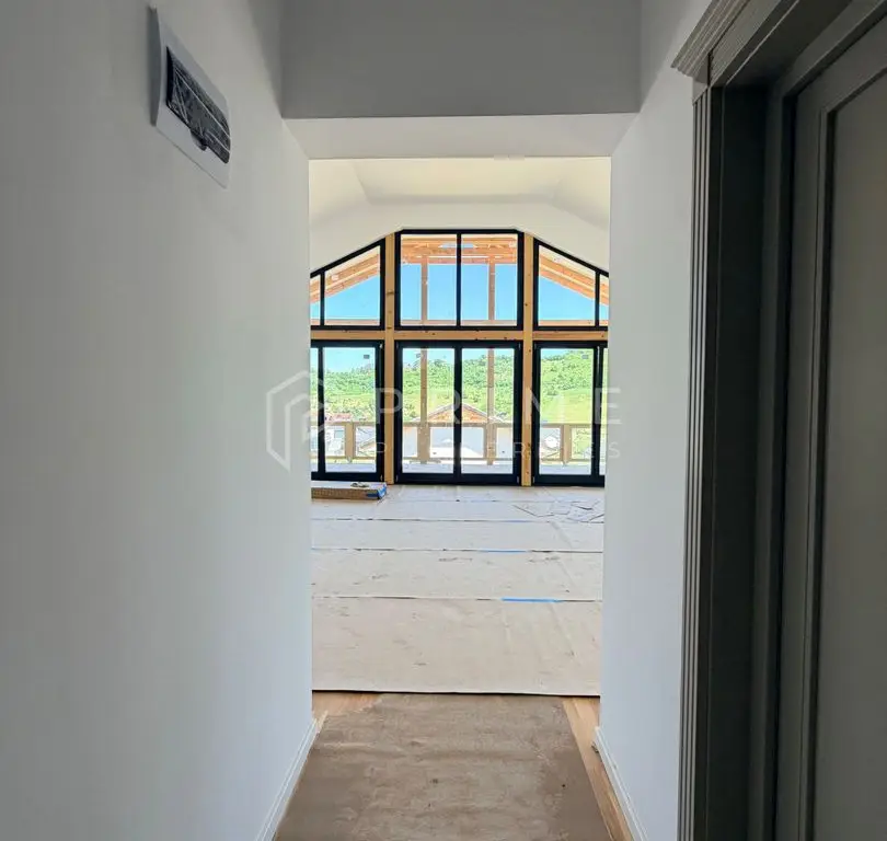 Vilă chalet modern cu perete panoramic de sticlă - Livezeni, Mureș