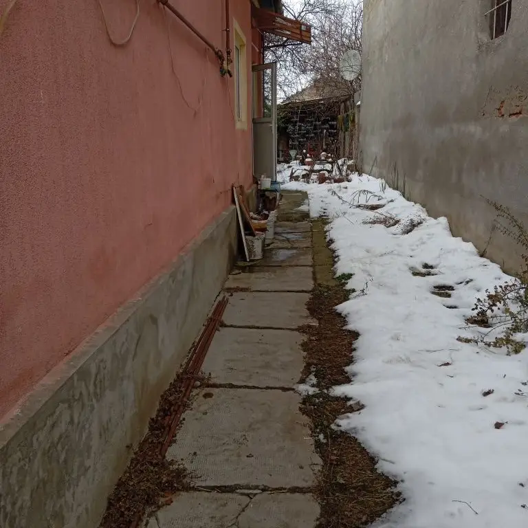 BRASADAS vinde casa 2 cam cu intrare comuna zona CENTRALA.