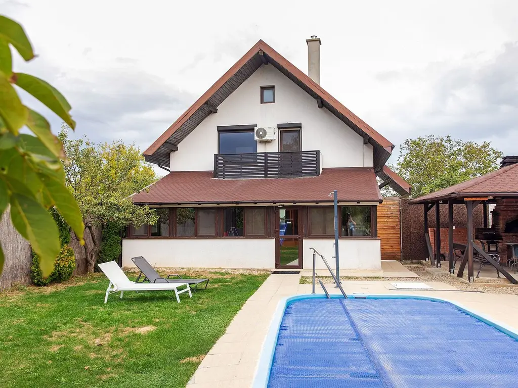 Vilă 5 dormitoare, 4 băi, 2 248mp teren, piscină. Preț: 229 000 E.