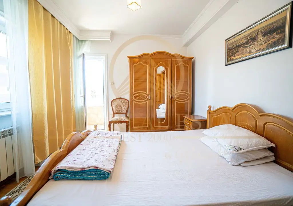 Apartament spațios cu 3 camere, 2 băi și 3 balcoane – zona FAR, bloc 2003