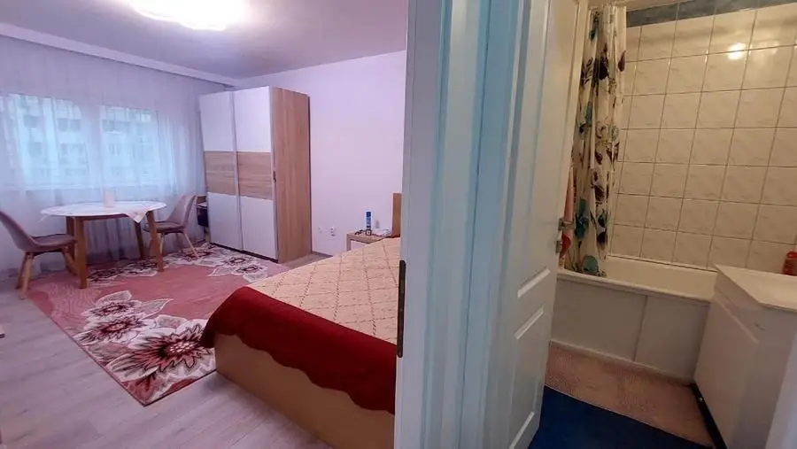 BRASADAS iNCHIRIAZA Garsoniera Mihai Bravu luminoasa vedere stradala