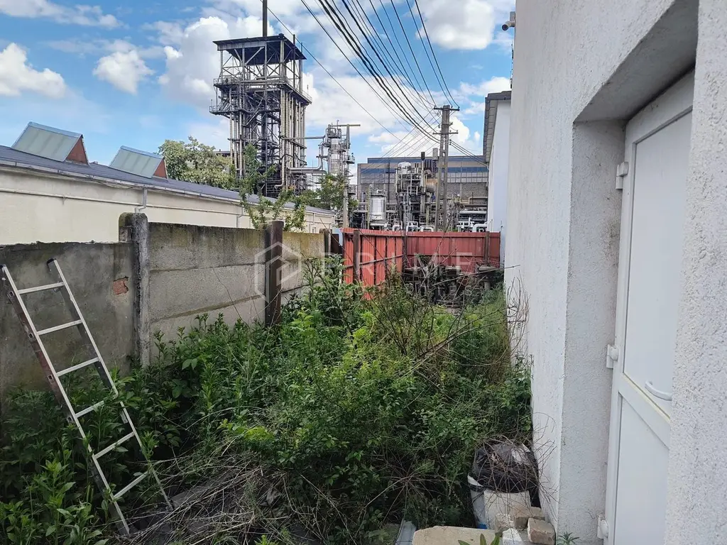 Spațiu industrial modern cu panouri fotovoltaice și acces TIR