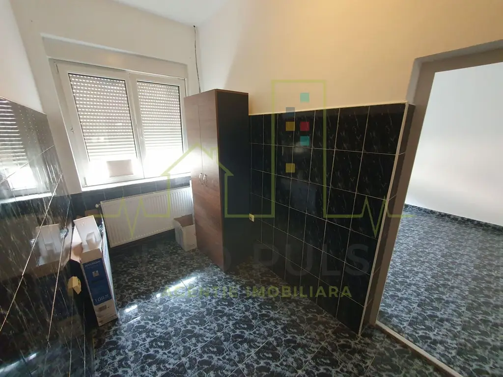 Casa individuala. 2 fronturi de pe 2 strazi (fata-spate)