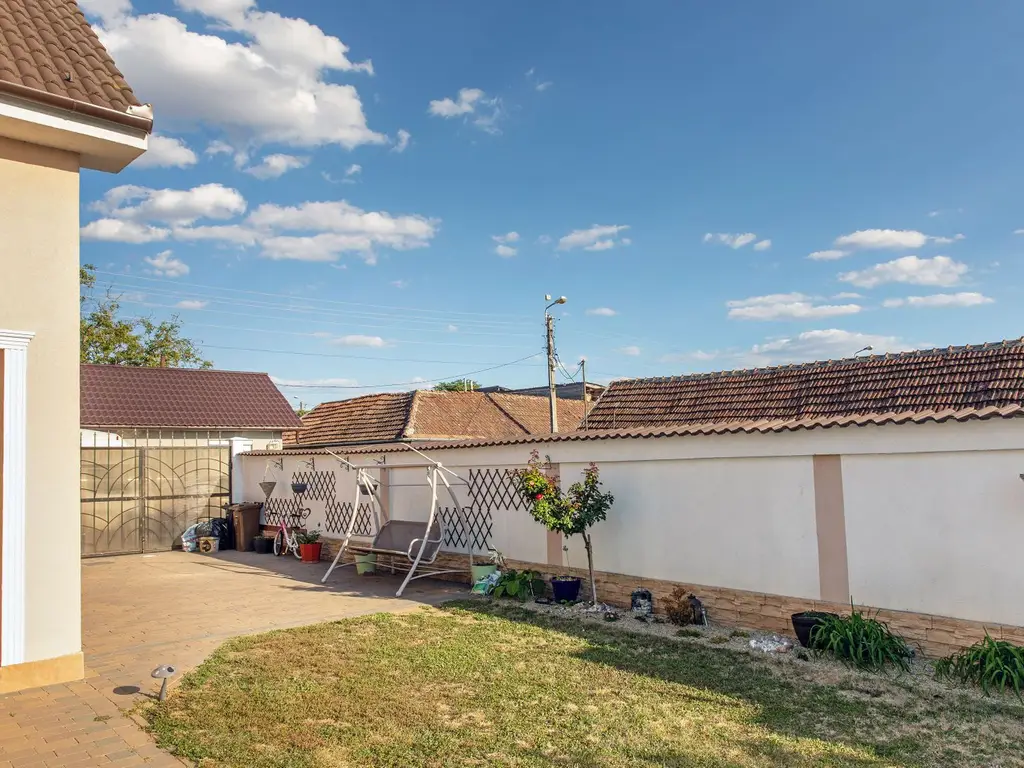 Vilă P+M, Clujului, 190 mp, teren 520 mp, singur în curte. 225 000 E