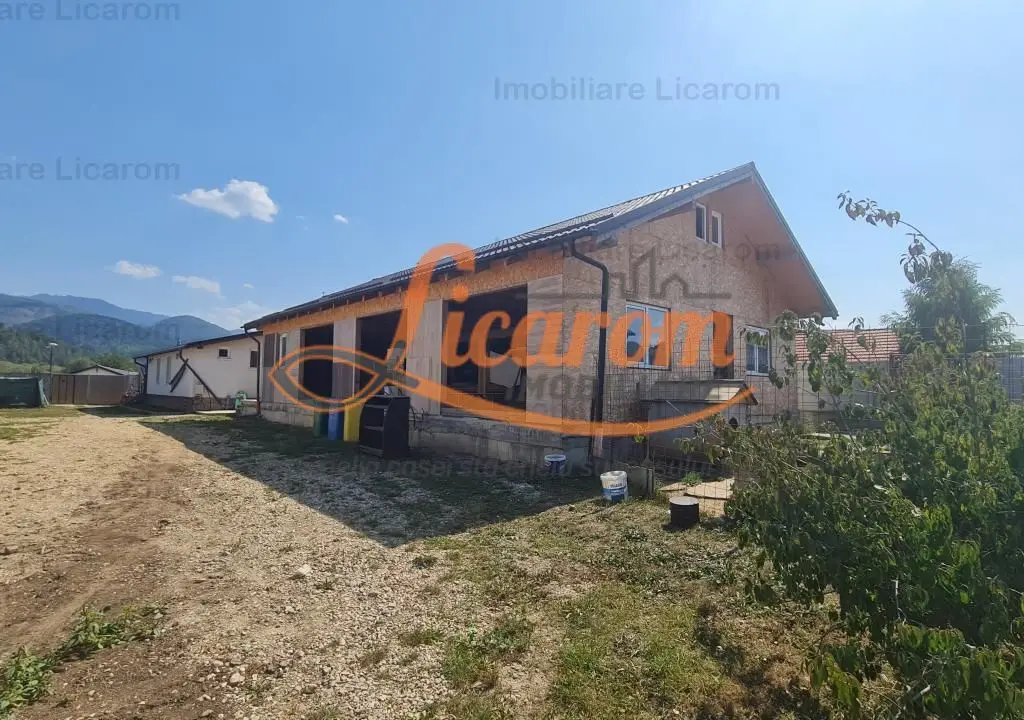 Proprietate in Cristian cu trei constructii+o fundatie,450000euro