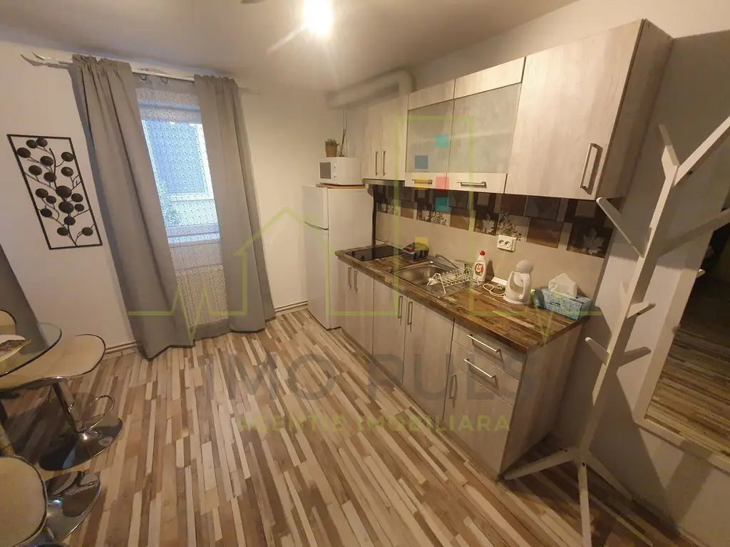Casa + 5 apartamente + spatiu de inchiriat + parcari. Pretabil locuit + afacere