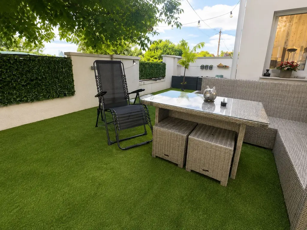 Duplex Spațios cu 3 Dormitoare și Curte Amenajată