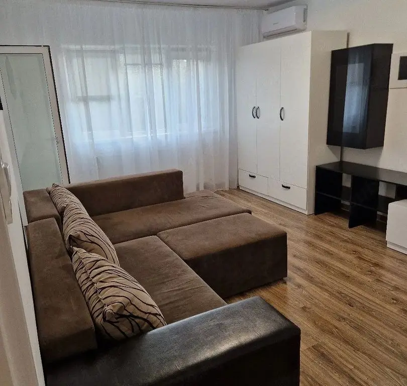 Apartament 2 camere decomandat -spatios ,balcon inchis, zona Sarelui
