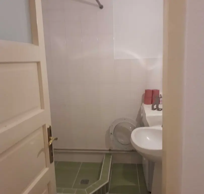Vând apartament 3 camere , micro 17, destinație spțiu comercial