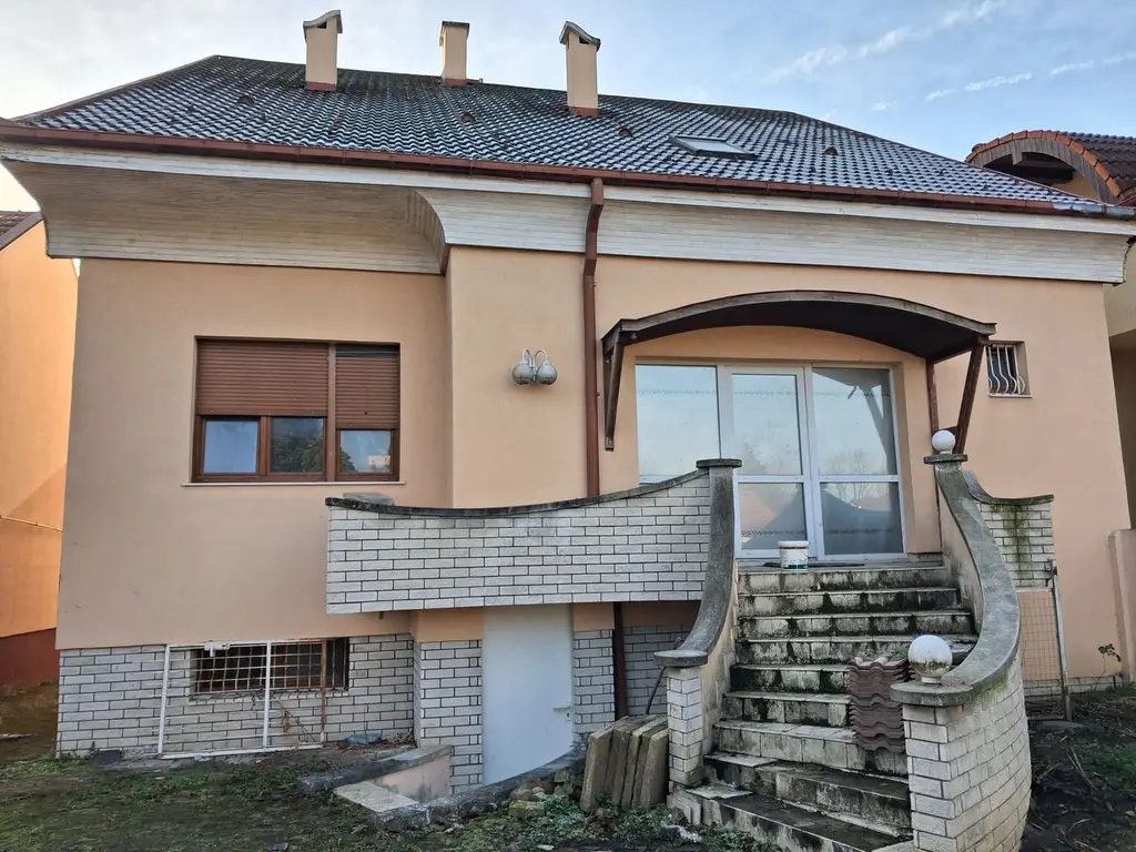 Casa RENOVATA partial 8 cam 6 ari 550mp garaj Ana Ipatescu.