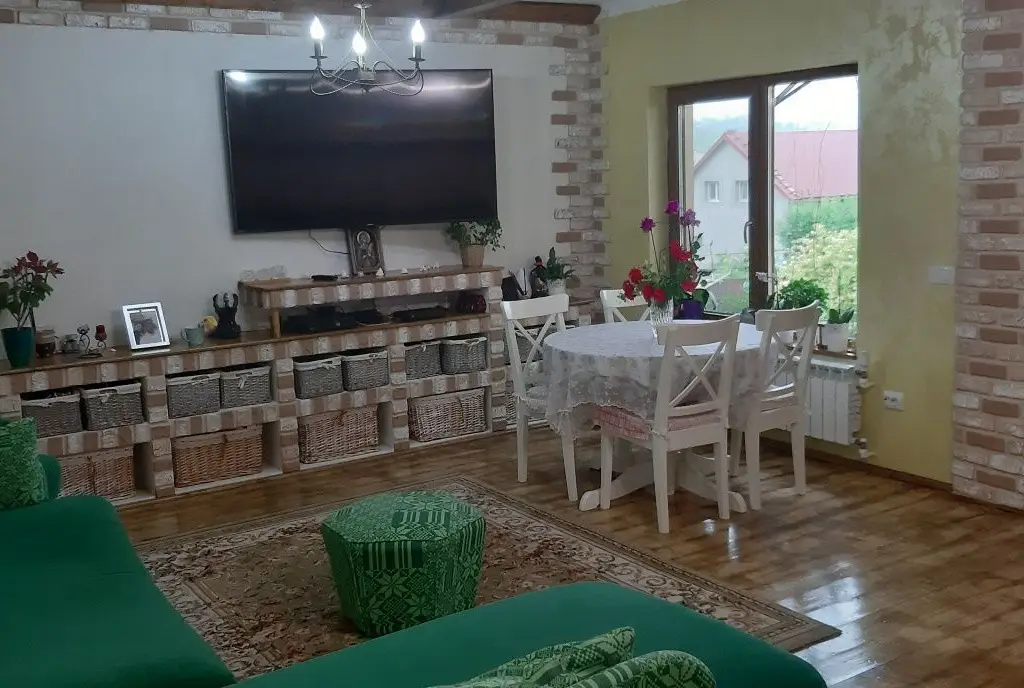 Penthouse cu grădină, beci, magazii, parcare - zona Bucium,